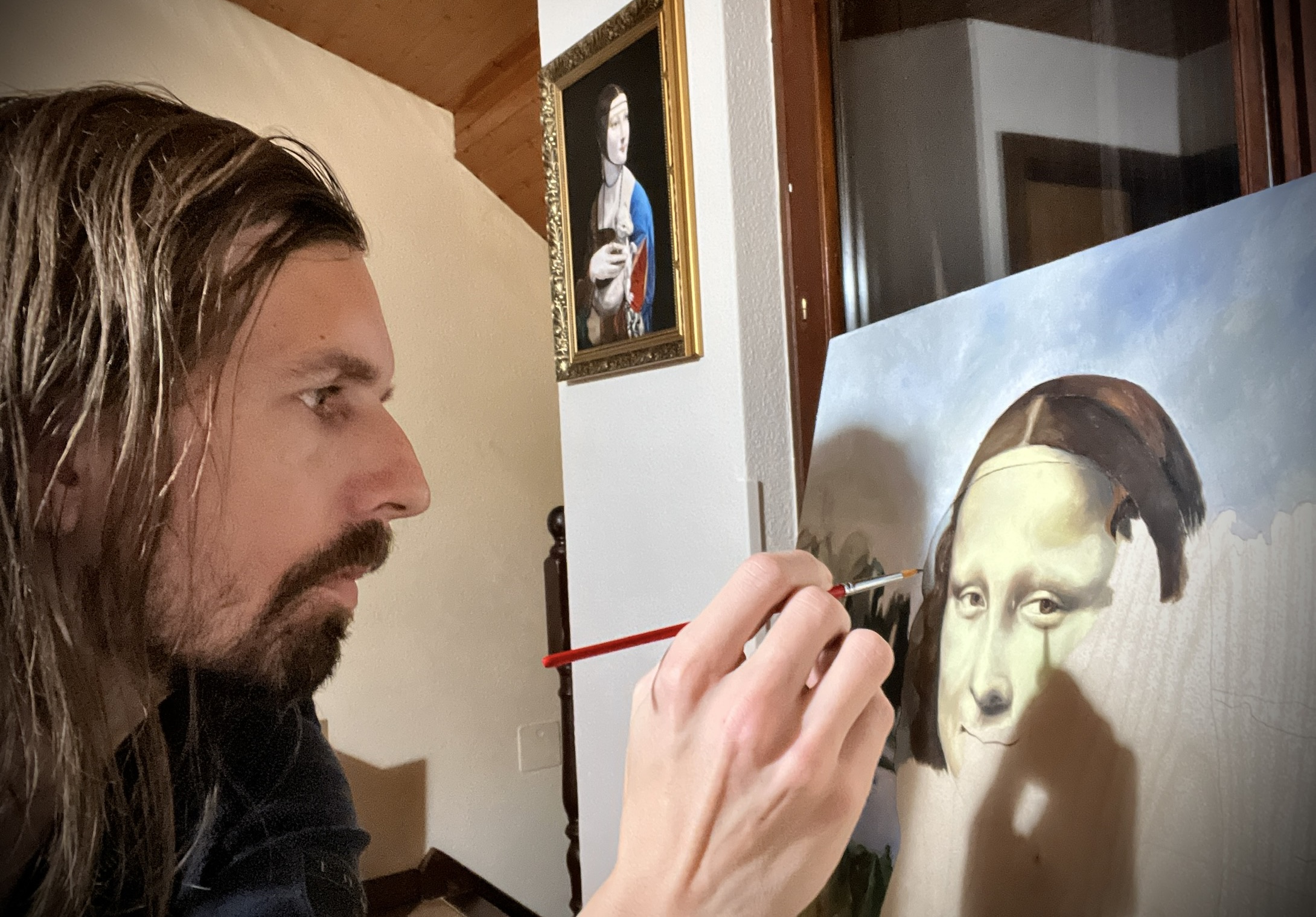 Cyril Pasquier travaillant sur une reproduction de La Joconde